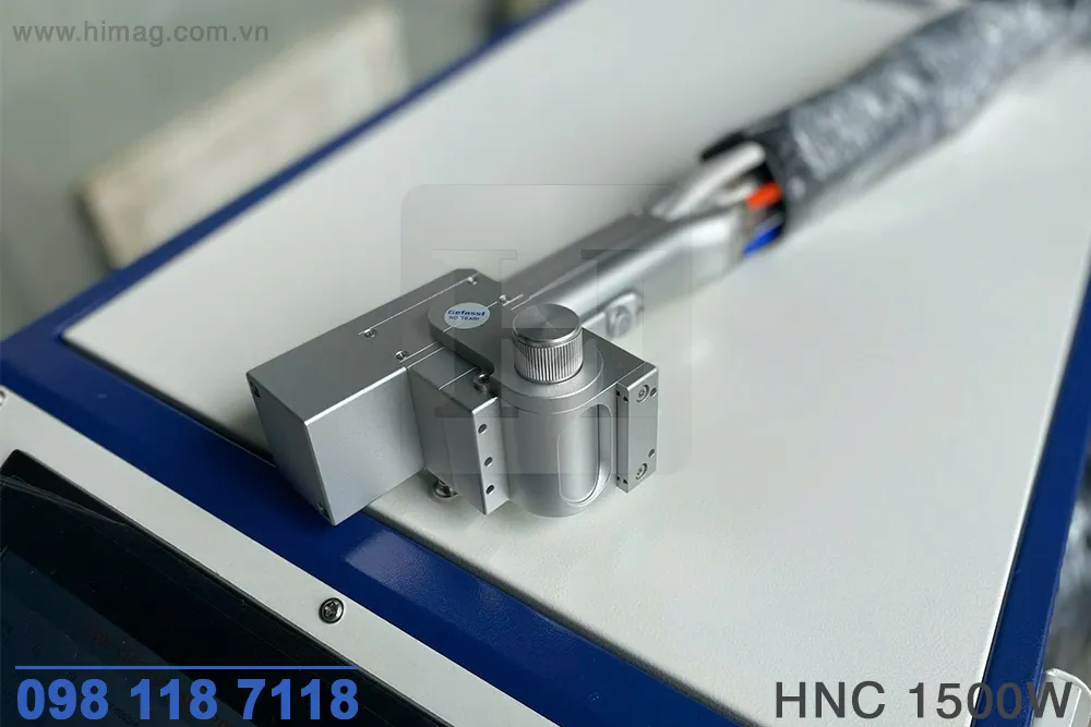sung-may-tay-gi-set-laser-1500w Súng máy tẩy gỉ laser 1500W