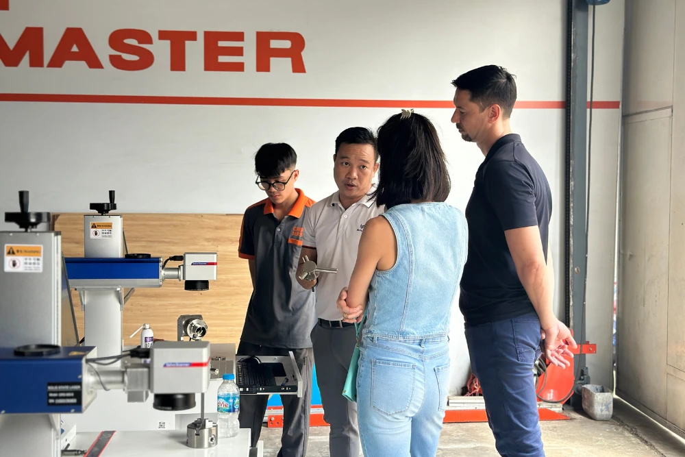Tư vấn khách hàng lựa chọn máy khắc laser